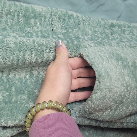 Vince Camuto-NWT-Green Faux Fur Jacket-Size Medium - Picture 5 of 10